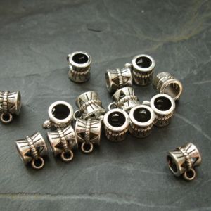 Kovový závěs 10x7,5mm - starostříbrný