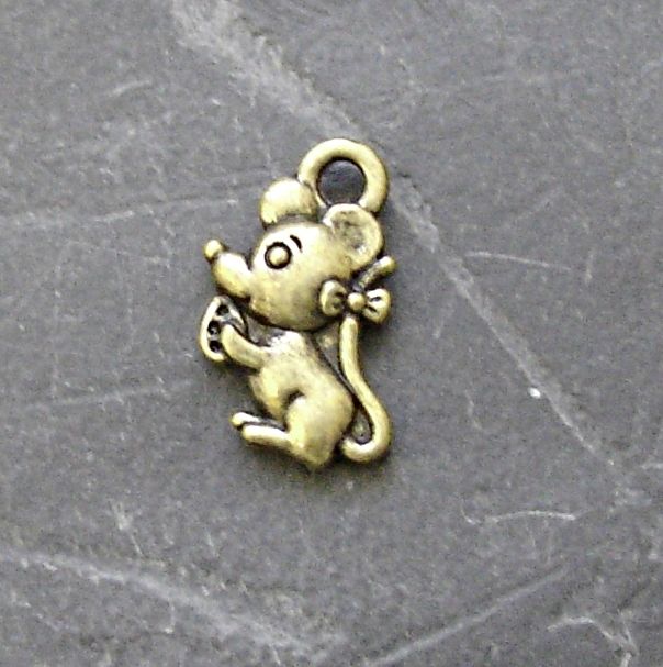 Přívěsek maličká myška 7x12mm - starobronzový