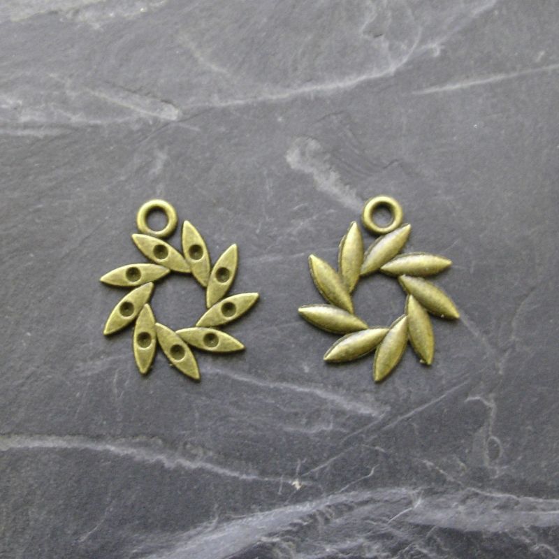 Přívěsek kytka na šatony 16x19mm - starobronzový