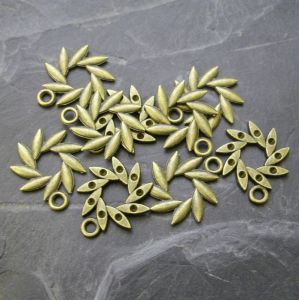 Přívěsek kytka na šatony 16x19mm - starobronzový