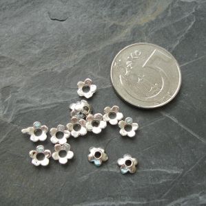 Kaplík kytička 6,5 mm - starostříbrný