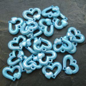 Plastový mezikus srdíčko 25x20mm - sv. modrý - 1 ks