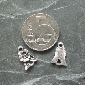 Přívěsek květinka s lístky 10x14mm - starostříbrná - 1 ks