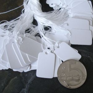 Malá visačka cca 13x23mm - hladká s nití - bílá  | 10 ks, 100 ks