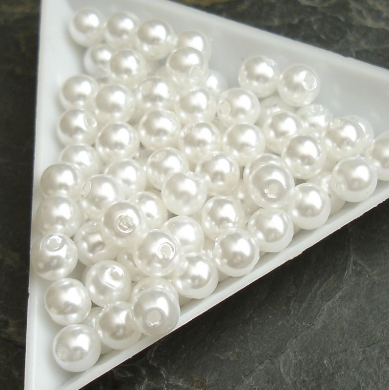 Plastové ( imitace perel ) korálky cca 6 mm - bílé