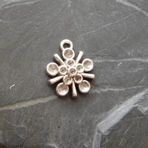 Přívěsek kytička 15x19mm - starostříbrná