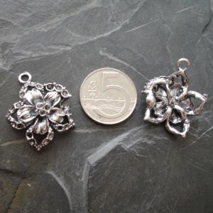Přívěsek kytička 25x31mm - starostříbrná