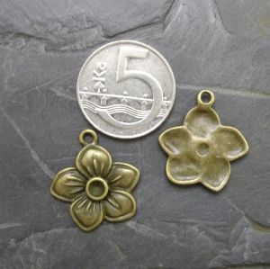 Přívěsek kytka 20x24mm - starobronzová