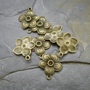 Přívěsek kytka 20x24mm - starobronzová