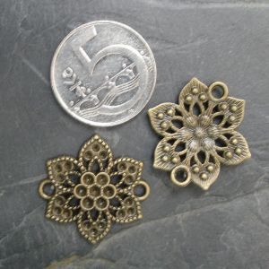 Konektor, mezikus květ 24,7x24,7mm - starobronzový