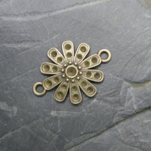 Konektor, mezikus květ 29x21mm - starobronzový 