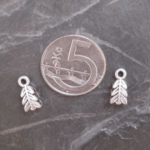 Kovový závěs 14x6,5mm - starostříbrný