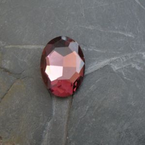 Skleněný broušený kamínek ovál 25 mm - fialovorůžový - 1 ks