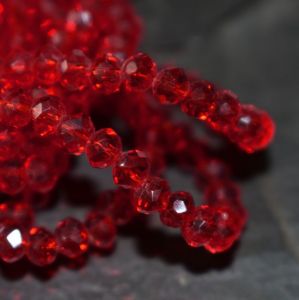 broušený korálek rondelka 4x3mm - červená II.