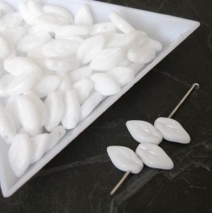 Mačkané korálky lístečky 10x6mm - bílé - 30 ks