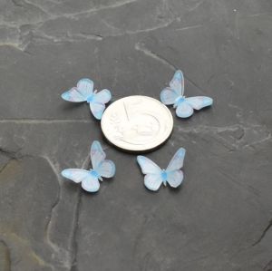 kabošon plastový motýlek 12x15x3,5mm - bílo-modrý