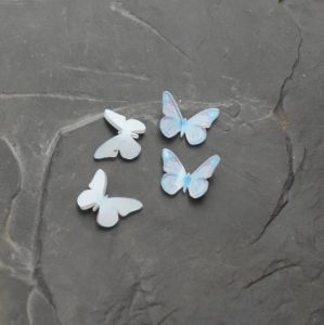 kabošon plastový motýlek 12x15x3,5mm - bílo-modrý