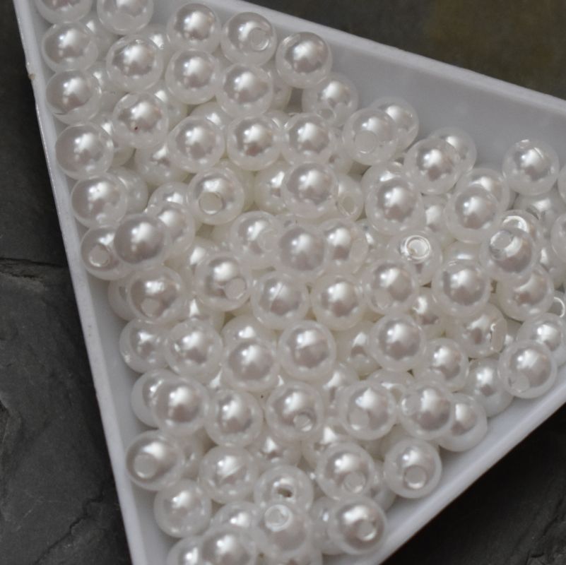 Plastové ( imitace perel ) korálky cca 5 mm - bílé
